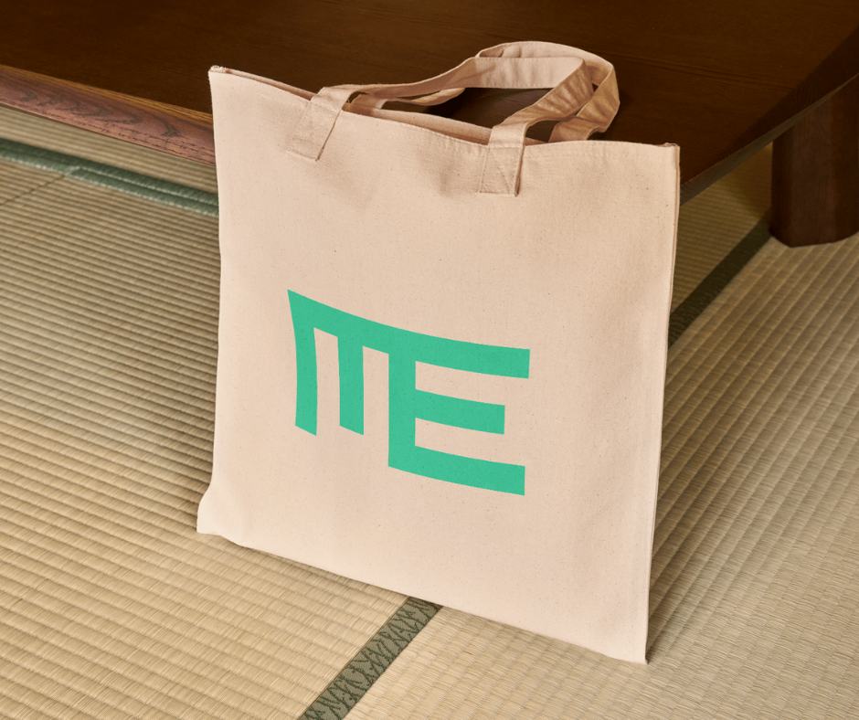 A fabric tote bag with Momento Erolles' logo.